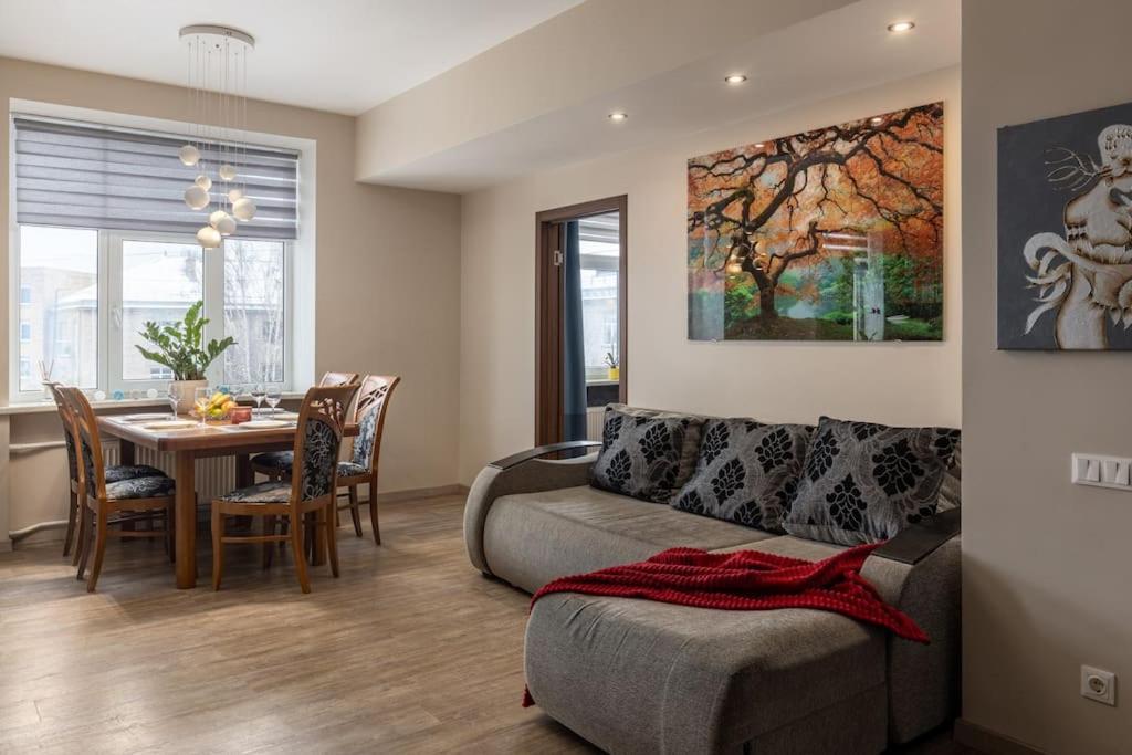Lovely 2-bdrm Ideal For Couples And Family With Children, Free Parking On Premises Apartment *