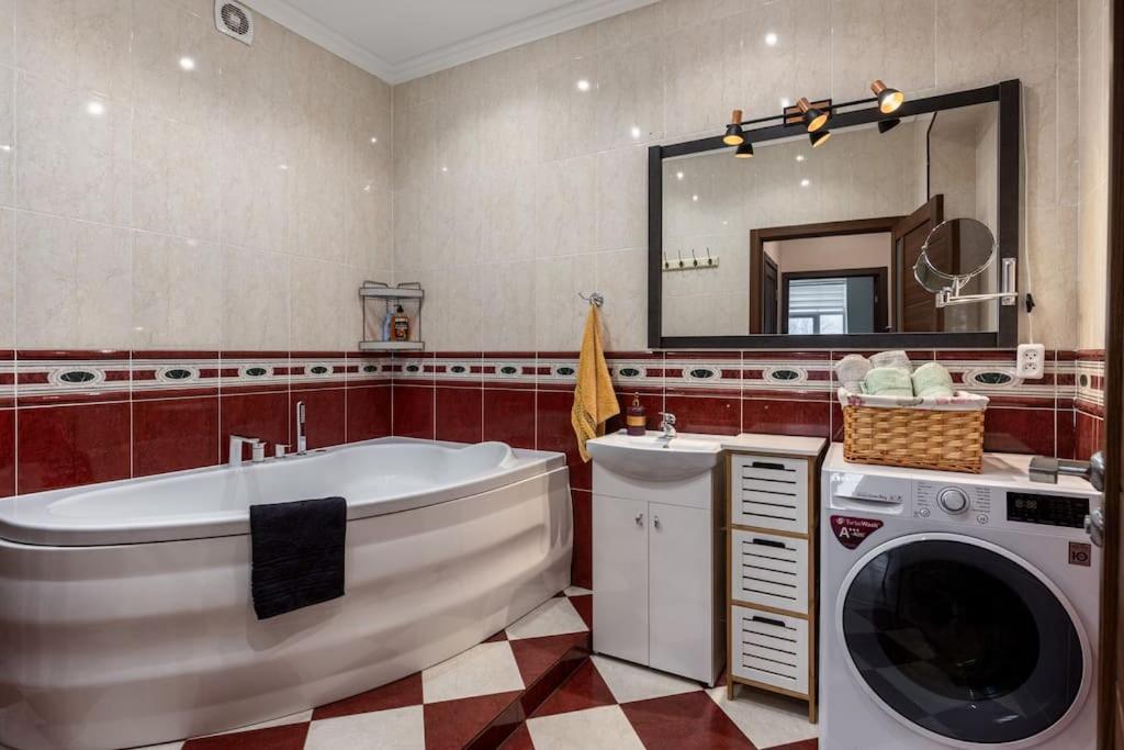 Apartment Lovely 2-bdrm Ideal For Couples And Family With Children, Free Parking On Premises