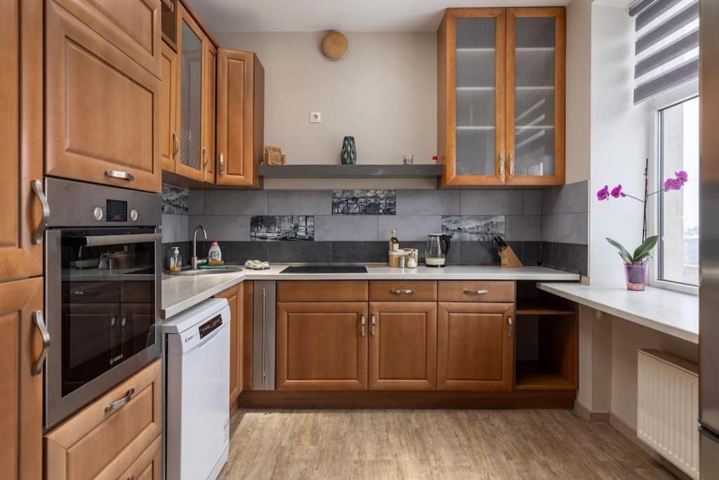 Apartament Lovely 2-bdrm Ideal For Couples And Family With Children, Free Parking On Premises *