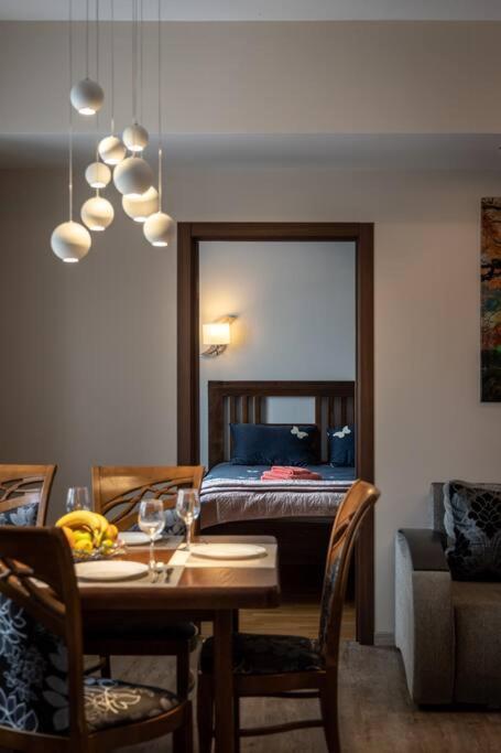 Lovely 2-bdrm Ideal For Couples And Family With Children, Free Parking On Premises Apartament *